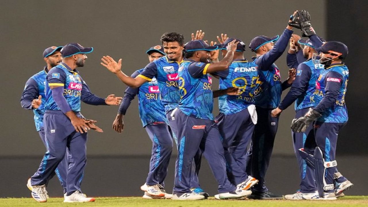 SL vs IND: श्रीलंकेचा 27 वर्षांनंतर ऐतिहासिक मालिका विजय, टीम इंडियावर तिसऱ्या सामन्यात 110 धावांनी मात, दुनिथचा 'पंच' SL vs IND: श्रीलंकेचा 27 वर्षांनंतर ऐतिहासिक मालिका विजय, टीम इंडियावर तिसऱ्या सामन्यात 110 धावांनी मात, दुनिथचा 'पंच'