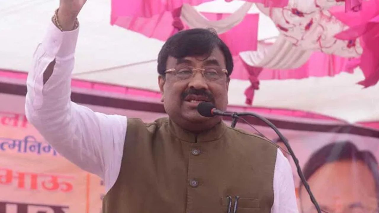राज्य मंत्रिमंडळात मोठी घोषणा होणार, मंत्री सुधीर मुनगंटीवार यांची महत्त्वाची माहिती राज्य मंत्रिमंडळात मोठी घोषणा होणार, मंत्री सुधीर मुनगंटीवार यांची महत्त्वाची माहिती