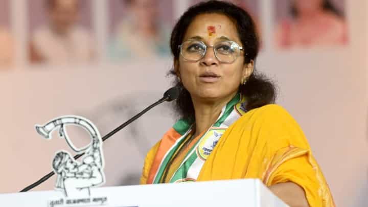 बहिणीनेच बहिणींच्या बाबतीत असं बोलावं? सुप्रिया सुळेंच्या तोडीं शोभत नाही, शिंदेंच्या नेत्याचा खोचक टोला बहिणीनेच बहिणींच्या बाबतीत असं बोलावं? सुप्रिया सुळेंच्या तोडीं शोभत नाही, शिंदेंच्या नेत्याचा खोचक टोला