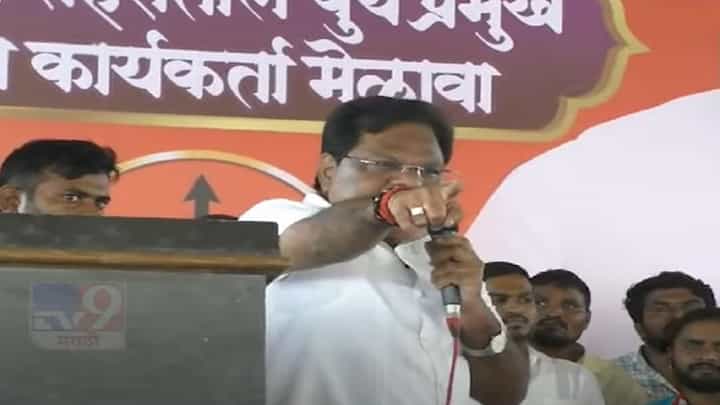 'मी चिमटा काढत नाही, त्याला घोडा लावतो', तानाजी सावंत यांचा रोख नेमका कुणावर? 'मी चिमटा काढत नाही, त्याला घोडा लावतो', तानाजी सावंत यांचा रोख नेमका कुणावर?