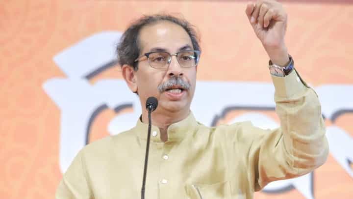 उद्धव ठाकरे गटाची फाटली, मनसैनिकांच्या शेण हल्ल्यावर भाजप नेत्याचा घणाघात उद्धव ठाकरे गटाची फाटली, मनसैनिकांच्या शेण हल्ल्यावर भाजप नेत्याचा घणाघात