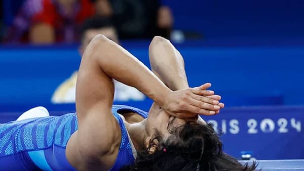 Paris Olympics : भारताला सर्वात मोठा धक्का… पॅरिस ऑलिम्पिकमधून विनेश फोगाट अपात्र, नेमकं कारण काय?
