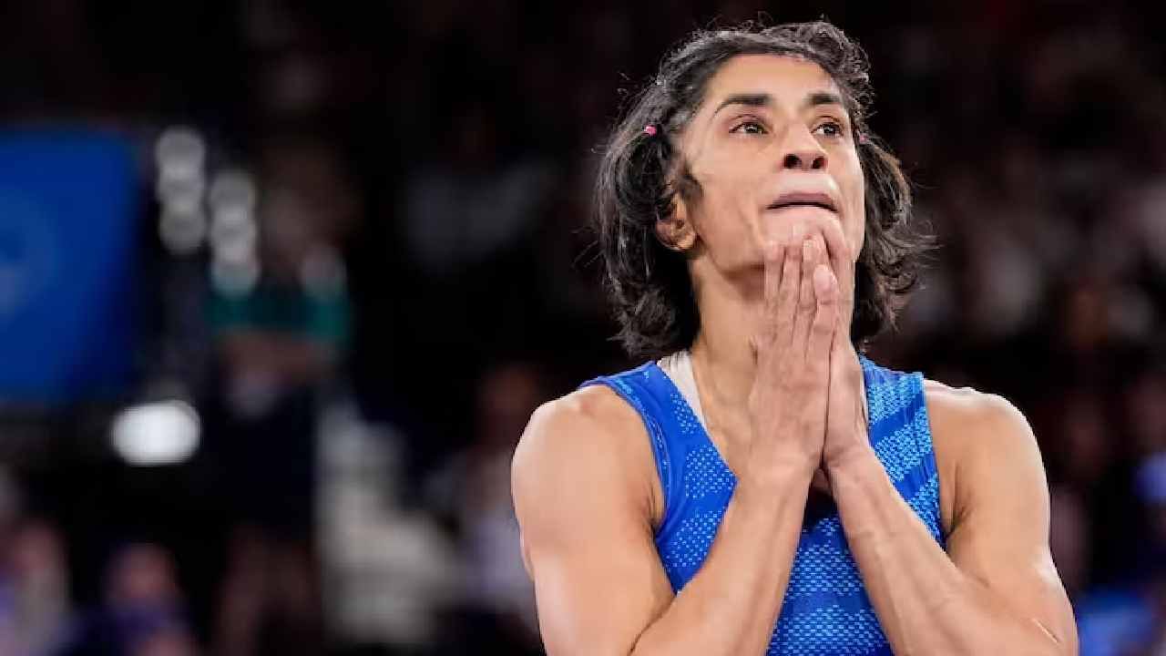 Vinesh Phogat disqualified : विनेश फोगाट विरोधात कारस्थान, कुटुंबाचे फेडरेशनवर गंभीर आरोप