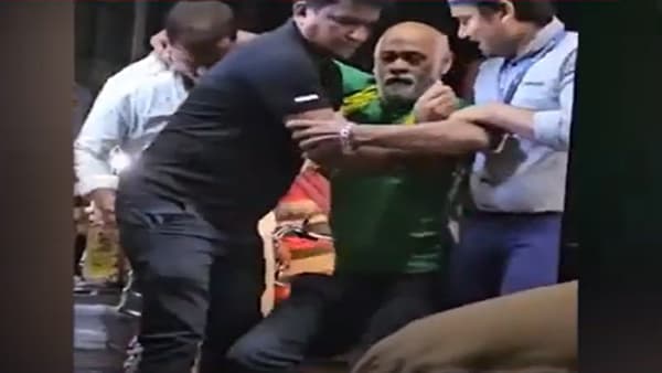 VIDEO : एकेकाळी क्रिकेटचं मैदान गाजवणाऱ्या विनोद कांबळींची अशी अवस्था पाहून तुम्हीही व्हाल थक्क, चालताही येईना…