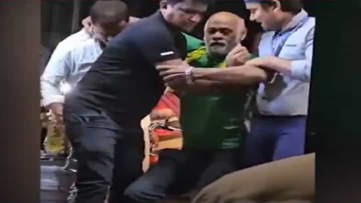 VIDEO : एकेकाळी क्रिकेटचं मैदान गाजवणाऱ्या विनोद कांबळींची अशी अवस्था पाहून तुम्हीही व्हाल थक्क, चालताही येईना... VIDEO : एकेकाळी क्रिकेटचं मैदान गाजवणाऱ्या विनोद कांबळींची अशी अवस्था पाहून तुम्हीही व्हाल थक्क, चालताही येईना...
