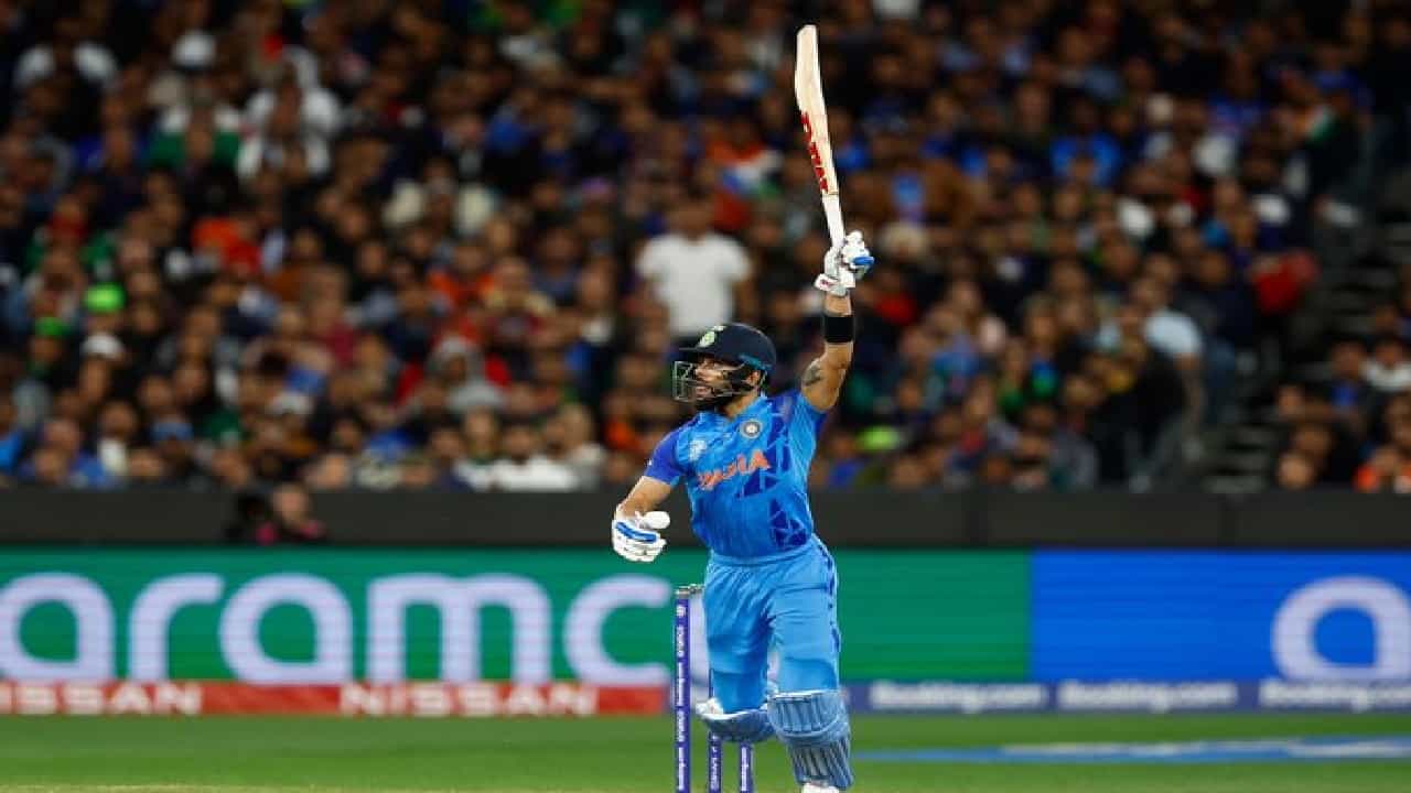 टीम इंडियाचा माजी कर्णधार आणि अनुभवी फलंदाज विराट कोहली याने आतापर्यंत आपल्या बॅटिंगच्या जोरावर अनेक सामन्यांमध्ये विजयी केलं आहे. विराटने टी 20i वर्ल्ड कप 2024 नंतर या छोट्या प्रकारातून निवृत्ती घेतली. विराट श्रीमंत क्रिकेटपटूंपैकी एक आहे.
