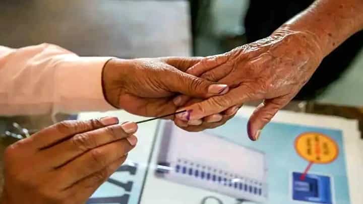 Maharashtra Assembly Election 2024 : विधानसभा निवडणुकीत मतदान जास्त व्हावं म्हणून निवडणूक आयोगाकडून 'या' सुविधा Maharashtra Assembly Election 2024 : विधानसभा निवडणुकीत मतदान जास्त व्हावं म्हणून निवडणूक आयोगाकडून 'या' सुविधा