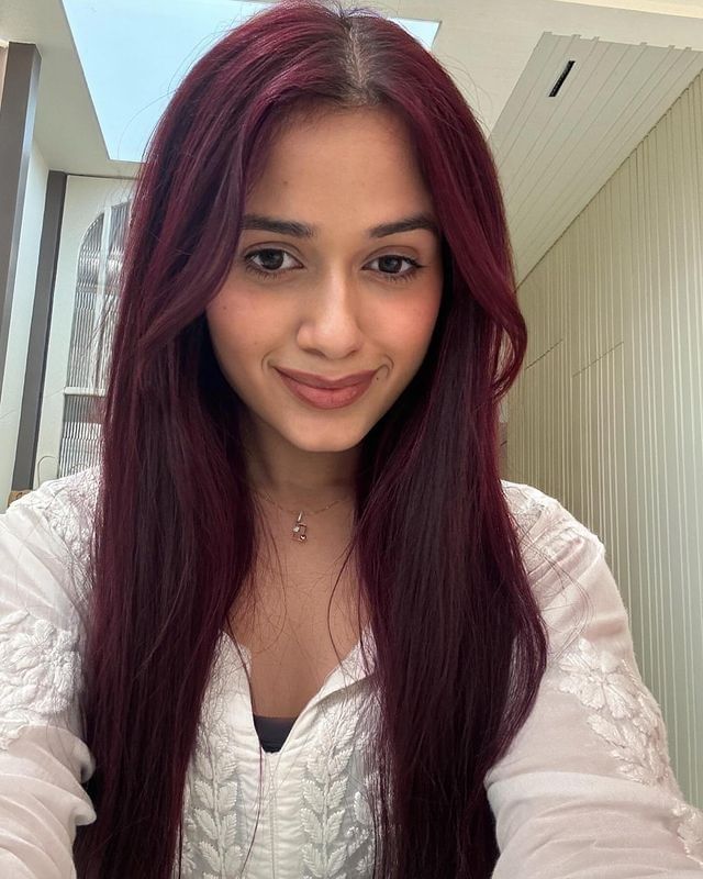 सध्या तिचे काही फोटो सोशल मीडियावर तुफान व्हायरल होत आहेत. फोटो पाहिल्यानंतर तुम्ही देखील अभिनेत्रीच्या सौंदर्याचं कौतुक करत आहे.