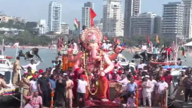 लालबाग राजाला २५ तासानंतर जड अंतःकरणाने निरोप, गिरगाव चौपाटीवर विसर्जन