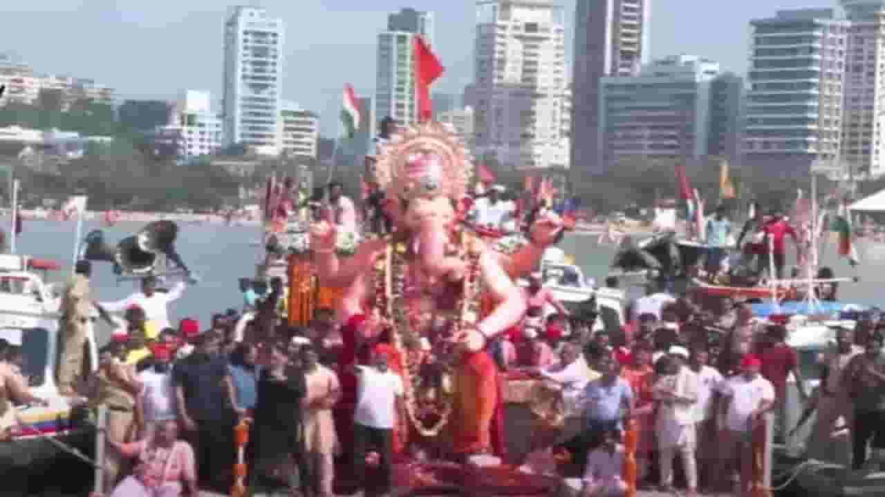 Lalbaugcha Raja Visarjan : लालबागच्या राजाला २५ तासानंतर जड अंतःकरणाने निरोप, गिरगाव चौपाटीवर विसर्जन Lalbaugcha Raja Visarjan : लालबागच्या राजाला २५ तासानंतर जड अंतःकरणाने निरोप, गिरगाव चौपाटीवर विसर्जन