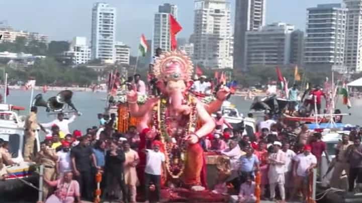 Lalbaugcha Raja Visarjan : लालबागच्या राजाला २५ तासानंतर जड अंतःकरणाने निरोप, गिरगाव चौपाटीवर विसर्जन Lalbaugcha Raja Visarjan : लालबागच्या राजाला २५ तासानंतर जड अंतःकरणाने निरोप, गिरगाव चौपाटीवर विसर्जन