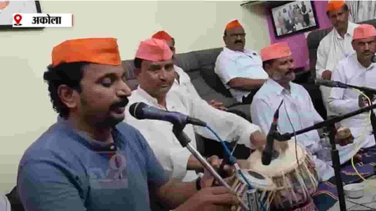 विरोधकांवर टीका करणाऱ्या अमोल मिटकरींमधला गायक पाहिलाय का? बघा कोणतं गाणं गायलं? विरोधकांवर टीका करणाऱ्या अमोल मिटकरींमधला गायक पाहिलाय का? बघा कोणतं गाणं गायलं?