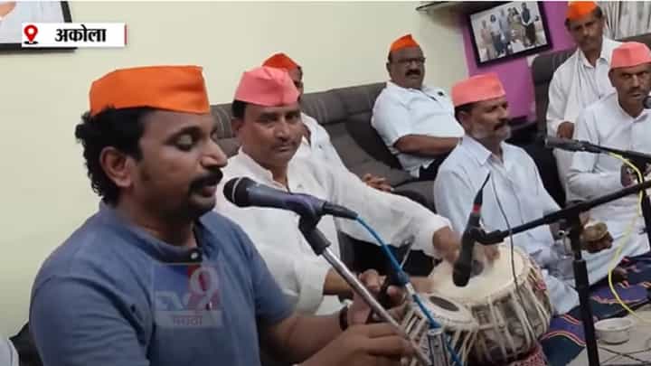 विरोधकांवर टीका करणाऱ्या अमोल मिटकरींमधला गायक पाहिलाय का? बघा कोणतं गाणं गायलं? विरोधकांवर टीका करणाऱ्या अमोल मिटकरींमधला गायक पाहिलाय का? बघा कोणतं गाणं गायलं?