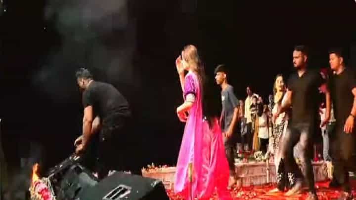 गौतमी पाटील बेभान नाचत होती अन् स्टेडवर उडाला आगीचा भडका, नेमकी कायं घडलं? गौतमी पाटील बेभान नाचत होती अन् स्टेडवर उडाला आगीचा भडका, नेमकी कायं घडलं?