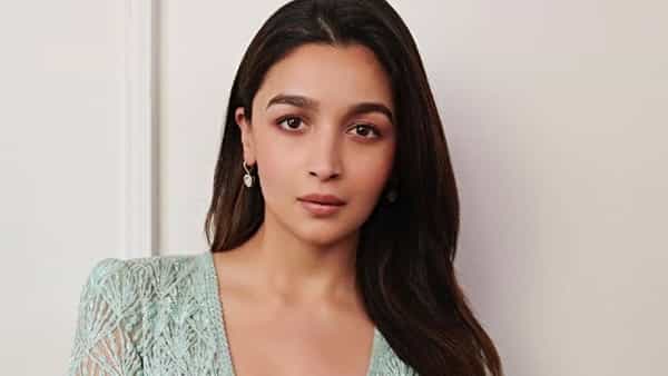 बॉलिवूड अभिनेत्री आलिया भट्ट हिचे चित्रपट कायमच धमाका करताना दिसतात. विशेष म्हणजे आलियाचे एका मागून एक चित्रपट प्रेक्षकांच्या भेटीला येताना दिसत आहेत.