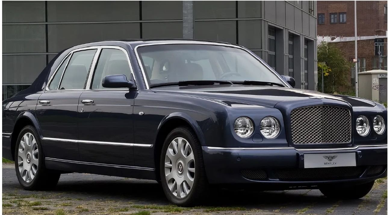 Bentley Arnage R: ईशा अंबानी यांच्या गॅरेजमध्ये बेंटले अर्नेज आर कारने देखील आपली जागा बनविली आहे.ही कार मार्केटमध्ये बंद झाली आहे.या कार शेवटची किंमत 2.25 कोटी रुपये आहे. यात 6761cc, V8 टर्बोचार्ज्ड पेट्रोल इंजिन असते. हे 456 bhp आणि 875 Nm चे पीक टॉर्क जनरेट करते. 