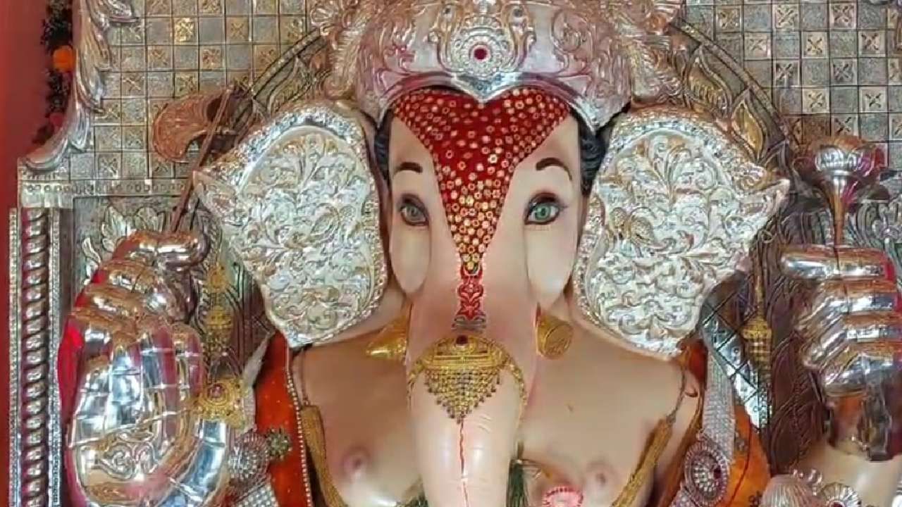 गेल्या 27 वर्षांपासून राणा मंडळाच्या गणेशमूर्तीचं विसर्जन केलं जात नाही. हे या मंडळाचं वैशिष्ट्य असून मंडळाने यावर्षी 80 किलो चांदीसह एक किलो सोन्याचे दागिन्यांनी बाप्पाच्या मूर्तीला सजवलं आहे. 
