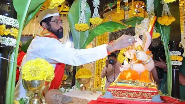 मुख्यमंत्री एकनाथ शिंदे यांच्या घरी बाप्पा विराजमान झाले. यावेळी झेंडूच्या फुलांची सजावट, विविध फुलांची आरस चित्त वेधून घेत होते. मुख्यमंत्र्यांसह त्यांचा मुलगा आणि खासदार श्रीकांत शिंदे यांनी पण गणरायाची पूजा केली.