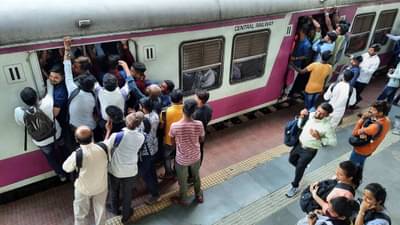Central Railway Big News : आता लोकलमध्ये ज्येष्ठ नागरिकांचा प्रवास होणार आरामदायी, कारण …