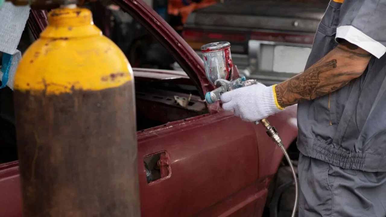 Car Paint : तुम्ही तुमच्या कारचा रंग बदलल्यास दंड भरावा लागतो का? जाणून घ्या ट्रॅफिक नियम Car Paint : तुम्ही तुमच्या कारचा रंग बदलल्यास दंड भरावा लागतो का? जाणून घ्या ट्रॅफिक नियम