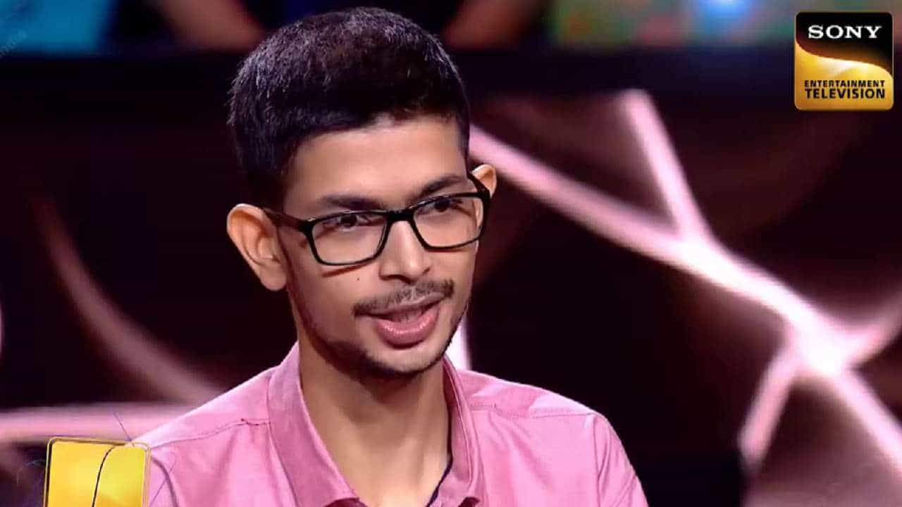 'कौन बनेगा करोडपती'च्या 16 व्या सिझनचा पहिला करोडपती जम्मू-काश्मीरमधील 22 वर्षीय चंद्रप्रकाश ठरला आहे. एक कोटी रुपयांच्या प्रश्नाचं अचूक उत्तर दिल्यानंतर चंद्रप्रकाशने सात कोटी रुपयांच्या प्रश्नाचंही उत्तर देण्याचा प्रयत्न केला. मात्र त्या प्रश्नाचं उत्तर त्याला माहीत नव्हतं.