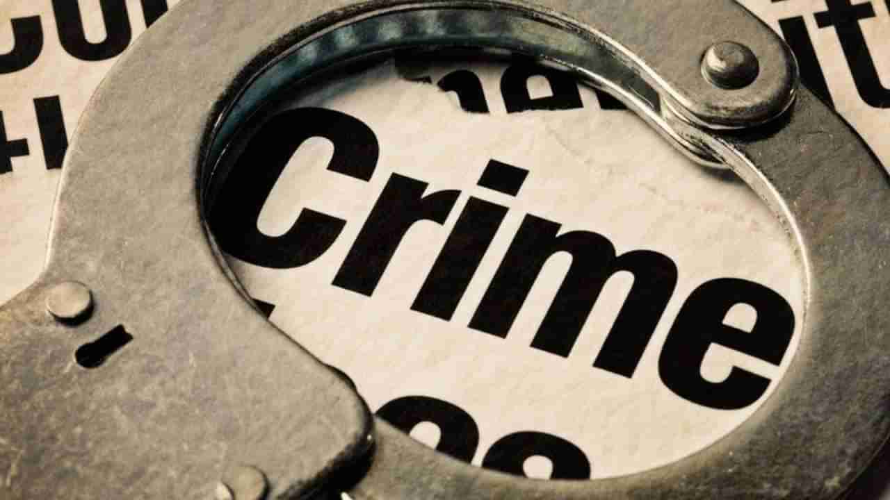 Crime News : पतीने गळफास घेऊन जीवन संपवले, पत्नी भक्तीत लीन, काय आहे प्रकार?