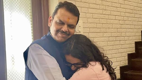 'या आंतरराष्ट्रीय कन्या दिनानिमित्त मुलींच्या स्वभावातील आनंदी आणि प्रत्येक परिस्थितीशी जुळवून घेण्याची वृत्ती साजरी करूया. त्यांना नेहमी नवीन उंची गाठण्यासाठी सक्षम करूयात. माझ्या प्रिय दिविजाला कन्या दिनाच्या शुभेच्छा! माझा अभिमान, आनंद आणि शक्ती. स्वप्नांना तुझ्या नवे पंख मिळू दे, भविष्याला तुझ्या नवा आकार मिळू दे... आंतरराष्ट्रीय कन्या दिनाच्या शुभेच्छा,' अशी पोस्ट उपमुख्यमंत्री देवेंद्र फडणवीस यांनी लिहिली आहे.