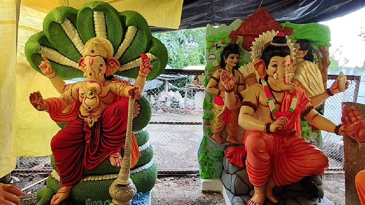 येत्या काही दिवसांतच बुद्धीच्या देवतेचं, लाडक्या आराध्य दैवताचं गणरायाचं आगमन होणार आहे. 7 सप्टेंबर रोजी गणेशोत्सवाचा आरंभ होतो. 10 दिवस म्हणजे 17 सप्टेंबरपर्यंत हा उत्सव चालणार आहे. गणरायाच्या आगमनसाठी घरदार सज्ज झालं आहे.