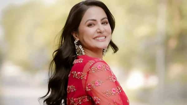 अभिनेत्री हिना खान हिने सोशल मीडियावर पोस्ट शेअर करत ब्रेस्ट कॅन्सर झाल्याचे सांगितल्यानंतर मोठी खळबळ बघायला मिळाली. ब्रेस्ट कॅन्सरचे निदान लागल्यानंतर अभिनेत्री सोशल मीडियावर सक्रिय दिसत आहे.