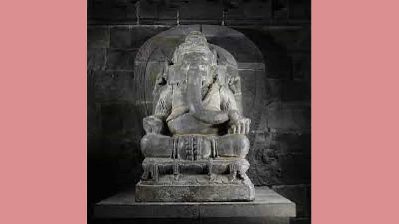 इंडोनेशियामधील प्रम्बानन मंदिरातील ही मूर्ती सर्वात जुनी आहे. ही 9 व्या शतकातील मूर्ती आहे.