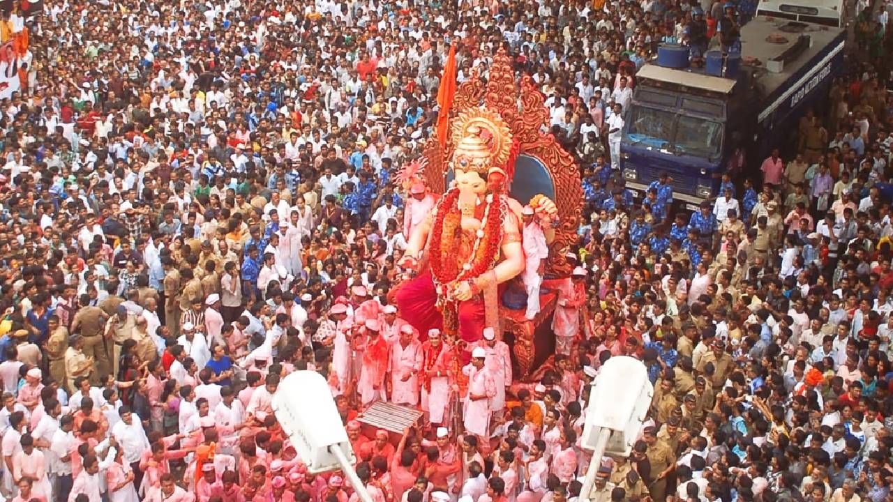 लालबागचा राजाच्या दर्शनासाठी दरवर्षी प्रचंड गर्दी असते. मोठमोठे सेलिब्रेटी बाप्पाचं दर्शन गेण्यासाठी इथे येतात. गर्दीमुळे काही भाविक अनेकदा चरण स्पर्श न करता मुख दर्शन घेऊन निघून जातात. तसेच जे भाविक बाप्पाच्या दर्शनासाठी पोहोचू शकत नाहीत ते भाविक विसर्जन मिरवणुकीत सहभागी होत बाप्पाला वंदन करतात.