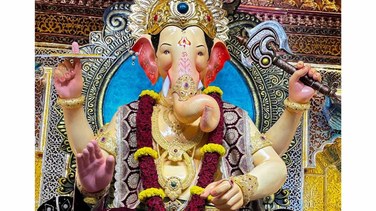 नवसाला पावणारा अशी ख्याती असणारा मुंबईतील लालबागचा राजा... लालबागच्या राजाचं दर्शन घेण्यासाठी भाविक लांबून येत असतात. सेलिब्रिटी, राजकारणी मंडळी लालबागच्या राजाच्या दर्शनाला येत असतात.