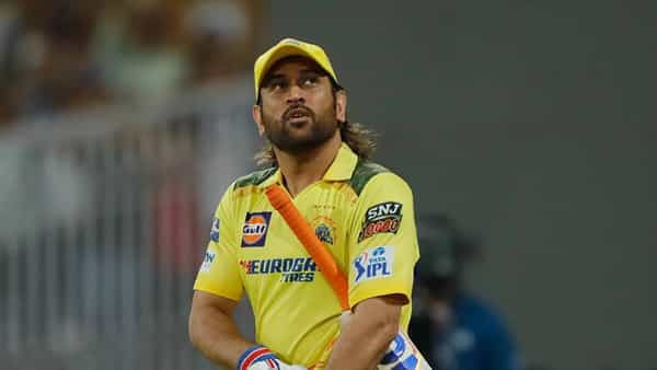 महेंद्र सिंह धोनी याने आपल्या नेतृत्त्वात टीम इंडियाला आयसीसीच्या तीन ट्रॉफी जिंकवून दिल्या आहेत. टीम इंडियाचा कॅप्टन कूल दिवसेंदिवस तरूण होत चालला आहे. धोनी आताही आयपीएल खेळत असून त्याला पाहण्यासाठी चाहत्यांची आयपीएलच्या प्रत्येक सामन्याला मोठ्या प्रमाणात गर्दी होते.