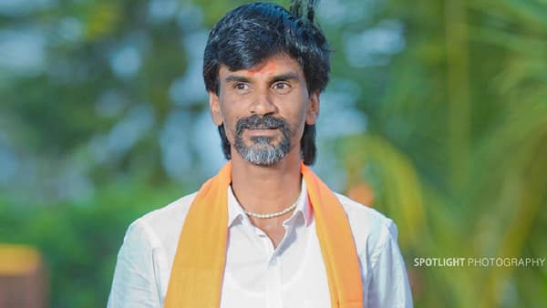 मराठा आरक्षणासाठी लढा देणारे मराठा आंदोलक मनोज जरांगे पाटील हे सध्या महाराष्ट्र दौरा करत आहेत. आज ते पुण्यात आहेत. यावेळी अनेकांनी मनोज जरांगेंची भेट घेतली. बाळकृष्ण निढाळकर यांनीही जरांगेची घेतली.