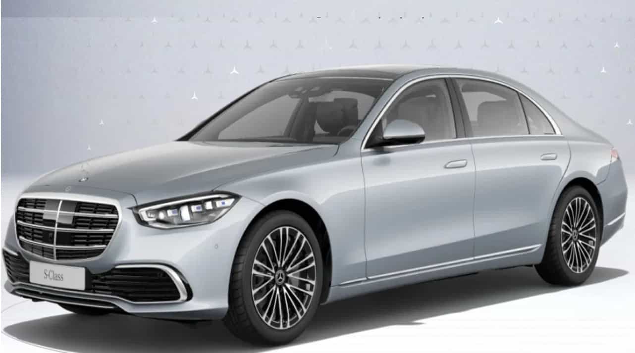 Mercedes Benz S-Class: ईशा अंबानीचे कार कलेक्शनमध्ये सर्वात पहली कार मर्सिडीज बेन्ज एस क्लासचा समावेश आहे. ही कार अनेक पॉप्युलर सेलिब्रिटीज, बिजनेस मॅनकडे असतेच असते.ही एक फ्लॅगशिप सेडान कार असून या कारची एक्स शोरूम किंमत सुमारे 1.77 रुपयांपासून 1.86 कोटी रुपयांपर्यंत आहे.