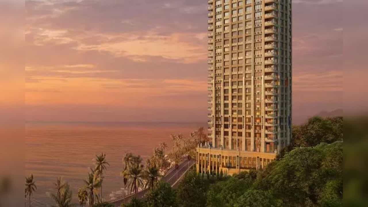 देशाची आर्थिक राजधानी मुंबईत आता देशातील सर्वात महागड्या फ्लॅटचा सौदा झाला आहे. 369 कोटी रुपयांचा हा फ्लॅट आहे. देशातील सर्वात महागड्या अपार्टमेंटमध्ये हा फ्लॅट विकला गेला आहे. दक्षिण मुंबईतील मलबार हिल्सवरील एका शे-फेसिंग अपार्टमेंटमध्ये सर्वात महागडा सौदा करण्यात आला आहे.