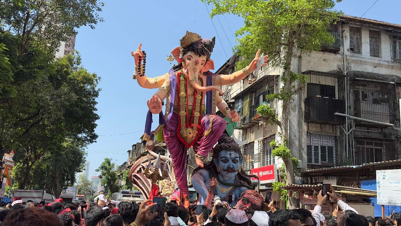 यंदा गणेशगल्लीच्या गणपतीला उज्जैनच्या महाकालेश्वर मंदिराची प्रतिकृती साकारण्यात आली होती. 