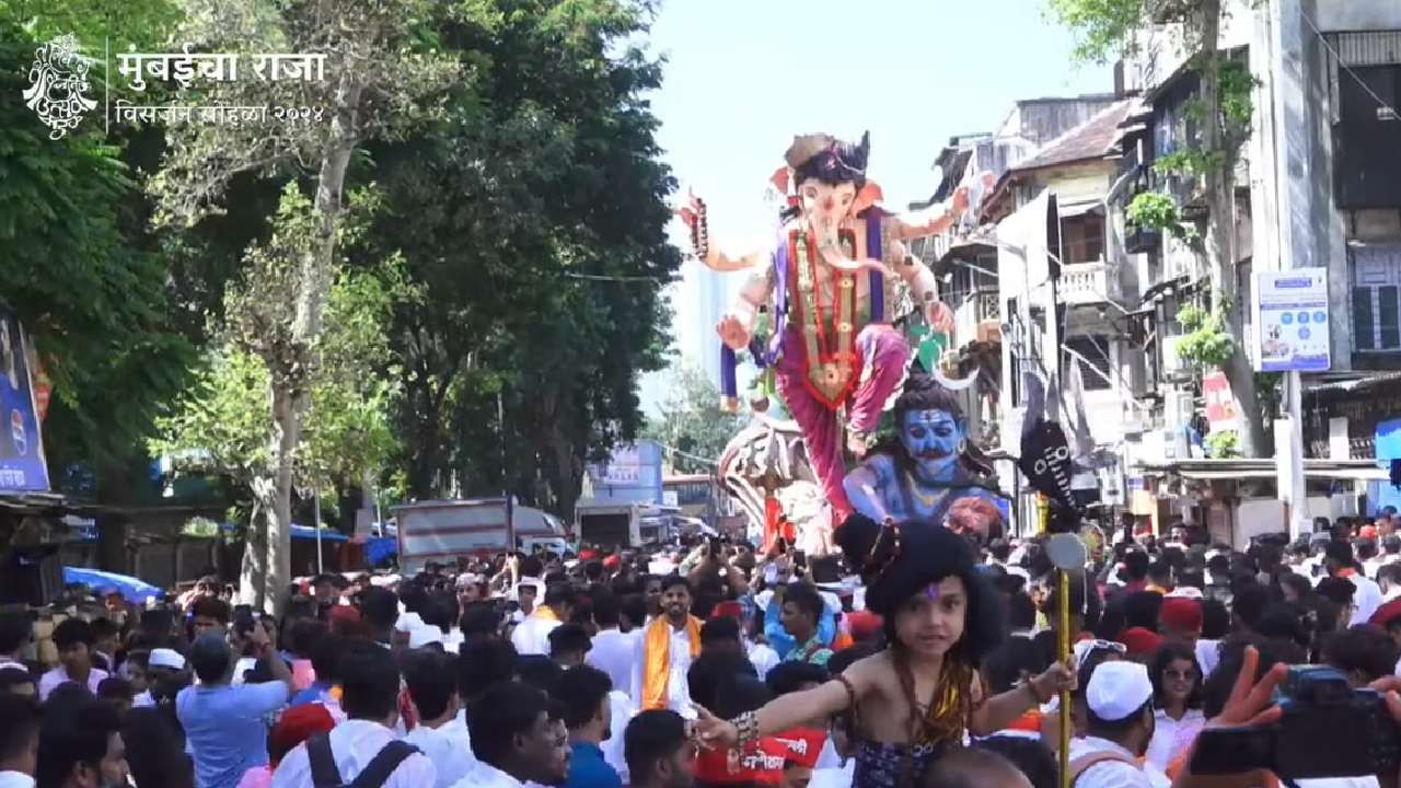 घराघरात आणि सार्वजनिक मंडळात विराजमान झालेले गणराय आता भक्तांचा निरोप घेत आहेत. 
