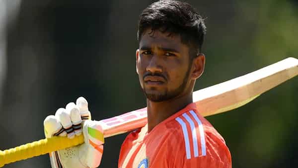 इंडिया बी संघाची स्थिती नाजूक असताना मुशीर खानने जबरदस्त खेळी केली. 97 वर 7 गडी बाद अशी स्थिती होती. मुशीरने 181 धावा करत टीमला 300 पार धावा करण्यात मदत केली. 373 चेंडूचा सामना करत 16 चौकार आणि 5 षटकाराच्या मदतीने 181 धावा केल्या.