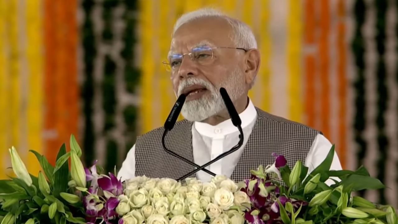 18 व्यवसाय, 20 लाखांहून अधिक लोक आणि... विश्वकर्मा योजनेची व्याप्ती किती मोठी? पंतप्रधान मोदींनी आलेखच मांडला 18 व्यवसाय, 20 लाखांहून अधिक लोक आणि... विश्वकर्मा योजनेची व्याप्ती किती मोठी? पंतप्रधान मोदींनी आलेखच मांडला