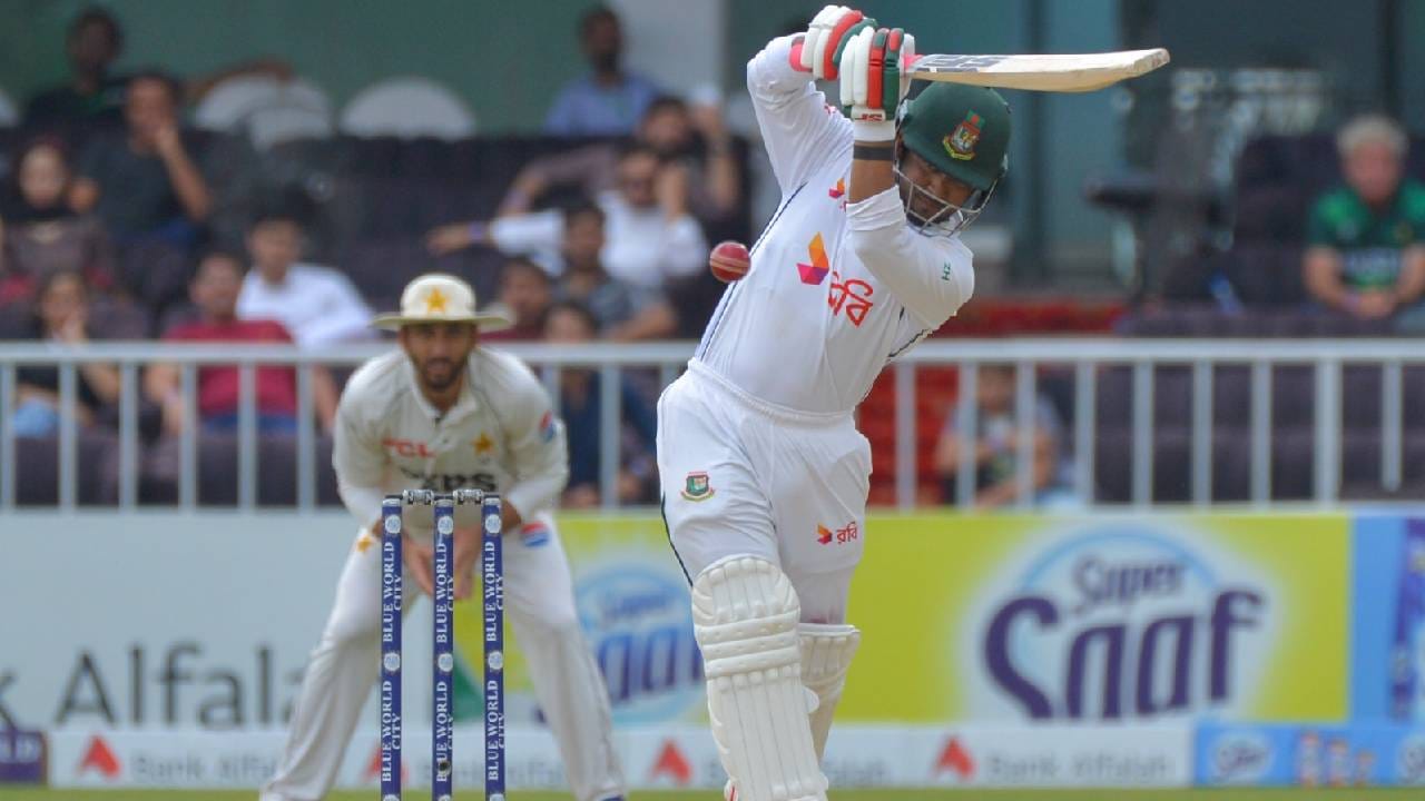 PAK vs BAN : दुसऱ्या कसोटी सामन्यातील चौथ्या दिवसाचा खेळ संपला, बांगलादेशची सरशी; पाकिस्तान पराभवाच्या वेशीवर PAK vs BAN : दुसऱ्या कसोटी सामन्यातील चौथ्या दिवसाचा खेळ संपला, बांगलादेशची सरशी; पाकिस्तान पराभवाच्या वेशीवर