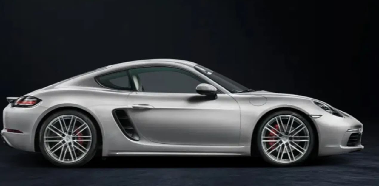 Porsche Cayman S: पोर्शे केमॅनची  एक्स-शोरूम किंमत 1.48कोटी रुपये आहे. केमॅनमध्ये 3436cc चे पॉवरफुल इंजन आहे, यात DCT ऑटोमॅटिक ट्रांन्समिशनसह कनेक्ट झाले आहे. याचे इंजिन V6 325 bhp आणि 370 Nm ची पीक टॉर्क जनरेट करतो.