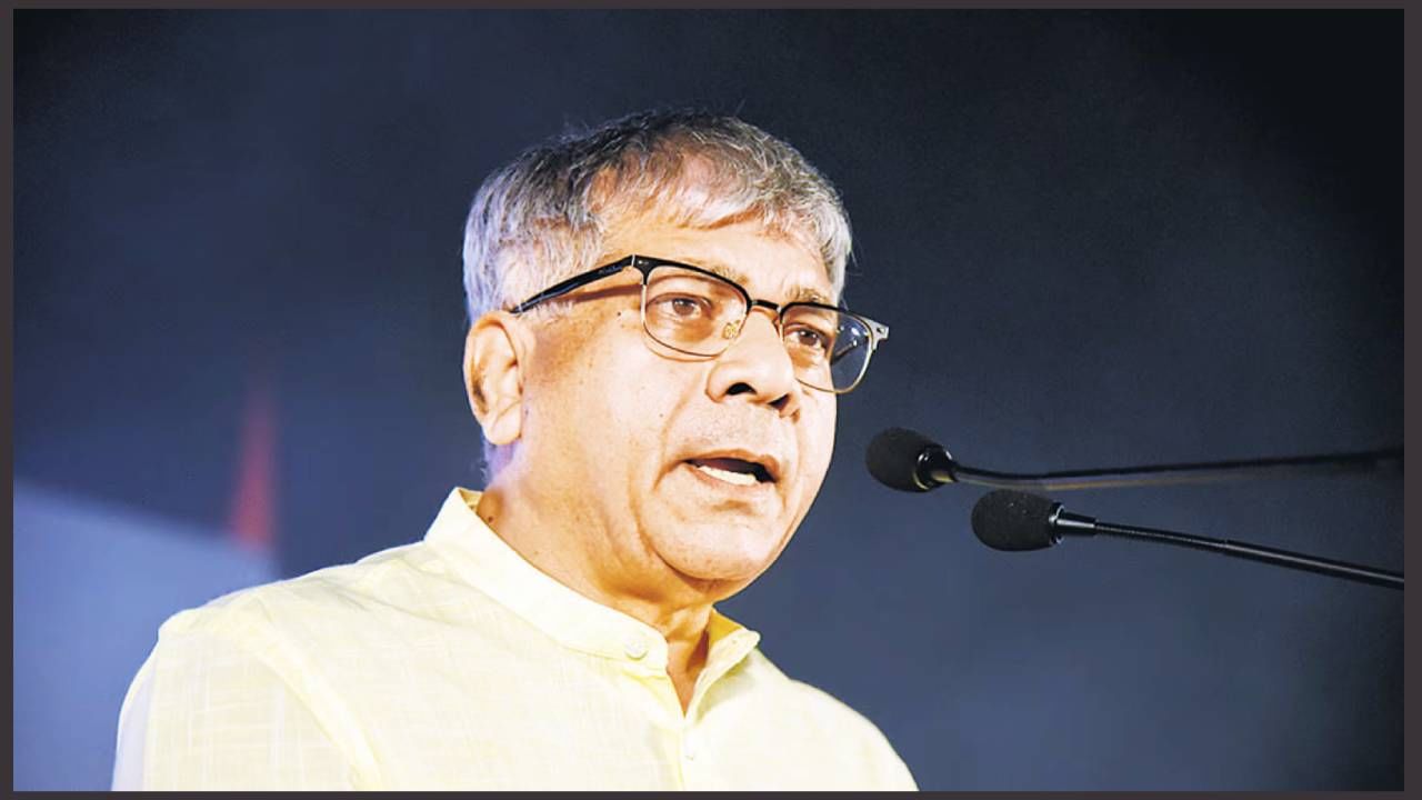 Prakash Ambedkar : पंतप्रधान, मुख्यमंत्र्यांनी माफी मागितली पण गृहमंत्र्यांनी...प्रकाश आंबेडकर यांनी डागली फडणवीसांवर तोफ