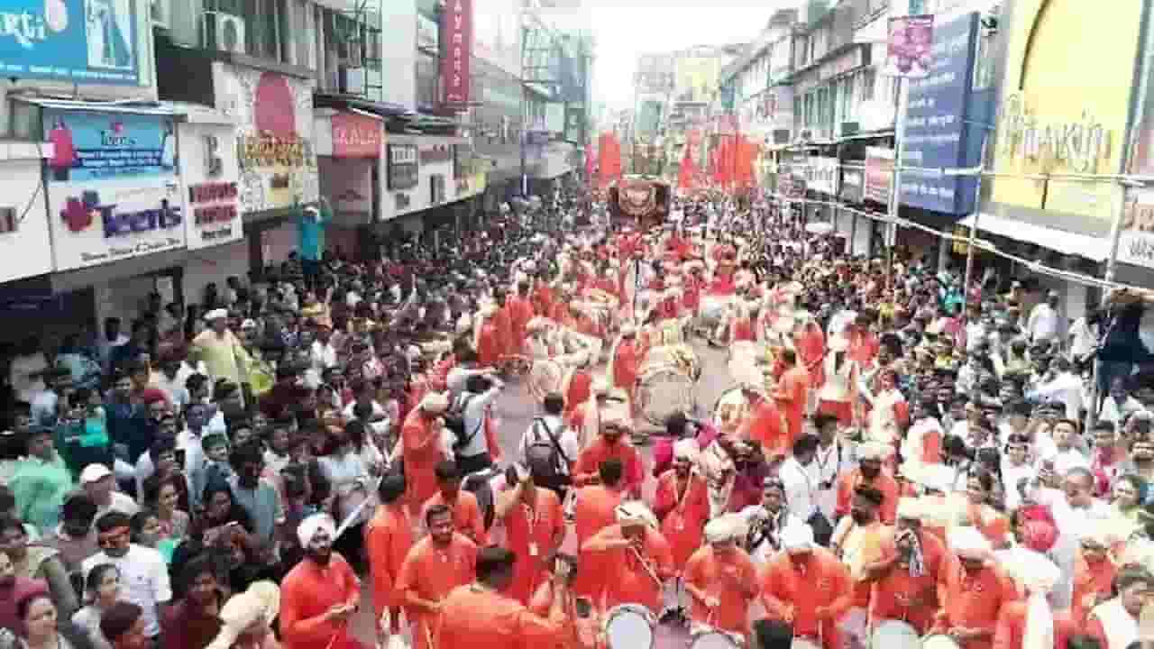 Pune Ganpati Visarjan Miravnuk : पुण्यात 27 तास उलटले तरीही मिरवणूक सुरूच, गेल्या वर्षीचा रेकॉर्ड ब्रेक होणार? Pune Ganpati Visarjan Miravnuk : पुण्यात 27 तास उलटले तरीही मिरवणूक सुरूच, गेल्या वर्षीचा रेकॉर्ड ब्रेक होणार?