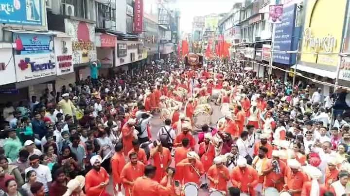 Pune Ganpati Visarjan Miravnuk : पुण्यात 27 तास उलटले तरीही मिरवणूक सुरूच, गेल्या वर्षीचा रेकॉर्ड ब्रेक होणार? Pune Ganpati Visarjan Miravnuk : पुण्यात 27 तास उलटले तरीही मिरवणूक सुरूच, गेल्या वर्षीचा रेकॉर्ड ब्रेक होणार?