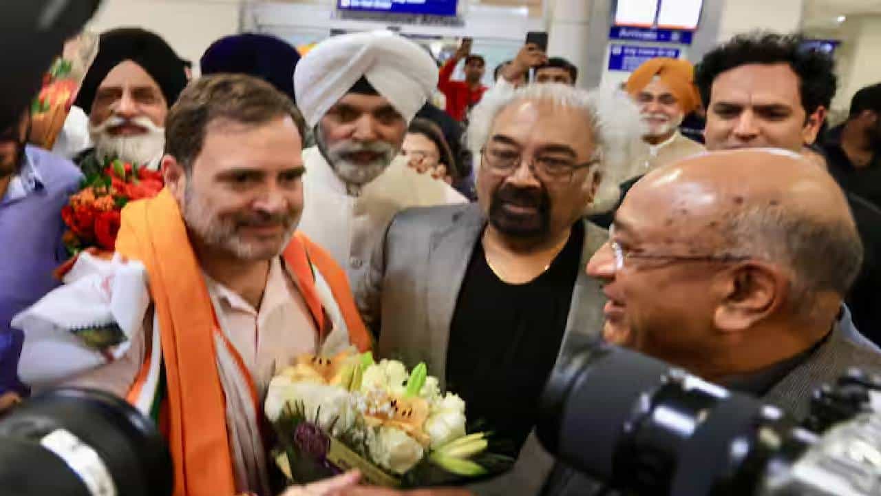 देशातील विरोधी पक्ष नेते आणि काँग्रेस खासदार राहुल गांधी सध्या अमेरिकेच्या दौऱ्यावर आहेत. ते तेथे पोहोचल्यावर त्यांच्या स्वागताचे, तसेच अनेक कार्यक्रमातील फोटो समोर आले आहेत. मात्र याच दरम्यान राहुल गांधी यांचा असा एक फोटो व्हायरल झाला आहे, ज्यामध्ये ते एक महिलेसोबत दिसत आहेत. तो फोटो नेमका का व्हायरल झाला, ती महिला नेमकी कोण आहे ? असे अनेक प्रश्न सध्या विचारले जात आहेत. ( photo : Social media)