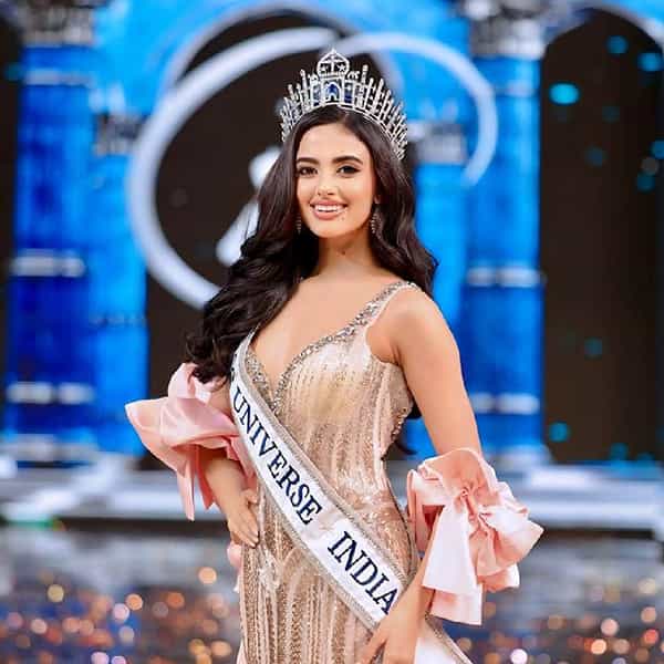 गुजरातच्या रिया सिंघाने 'मिस युनिव्हर्स इंडिया 2024'चा किताब पटकावला आहे. रियाने इतर 51 स्पर्धकांना मागे टाकत अत्यंत प्रतिष्ठित सौंदर्यस्पर्धेचं विजेतेपद पटकावलंय.