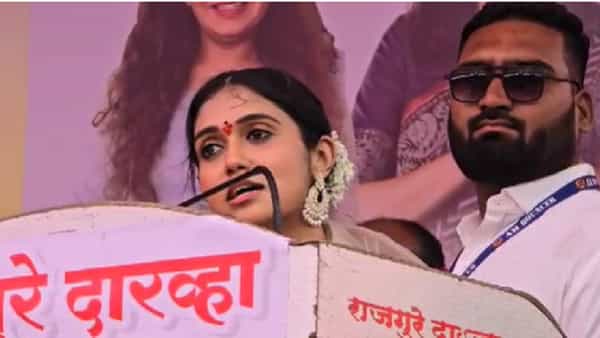 अभिनेत्री रिंकू राजगुरू हिच्याबद्दल तरूणाईमध्ये एक आर्कषण बघायला मिळते. रिंकू राजगुरू ही सोशल मीडियावरही चांगलीच सक्रिय असते. आपल्या चाहत्यांसाठी फोटो आणि व्हिडीओ शेअर करताना ती दिसते.