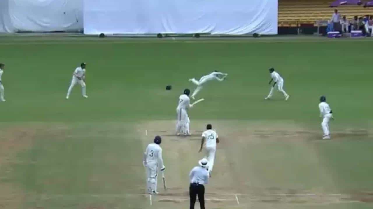 Video : दुलीप ट्रॉफी स्पर्धेत ऋषभ पंतची जबरदस्त विकेटकीपिंग, त्याने घेतलेला झेल पाहून तुम्हीही तसंच म्हणाल