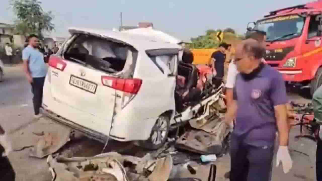 Accident : भयानक अपघात, ट्रकमध्ये घुसली मागून येणारी कार, पत्रा कापून मृतदेह काढले बाहेर